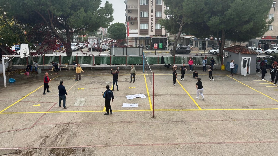 İlçe Milli Eğitim Müdürümüz Sn. Serdar ÖKAY Öğretmen ve Öğrencilerimizle Birlikte Voleybol Maçı Yaptı.